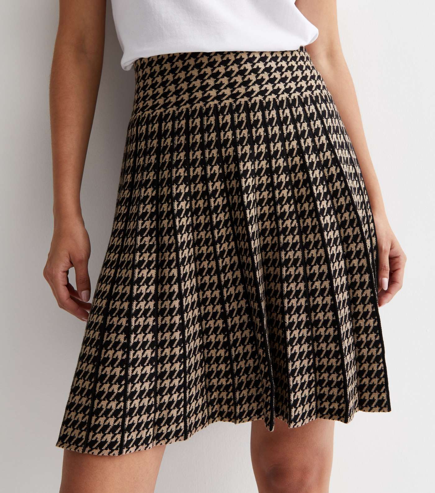 Cameo Rose Brown Dogtooth Pleated Mini Skirt Image 2