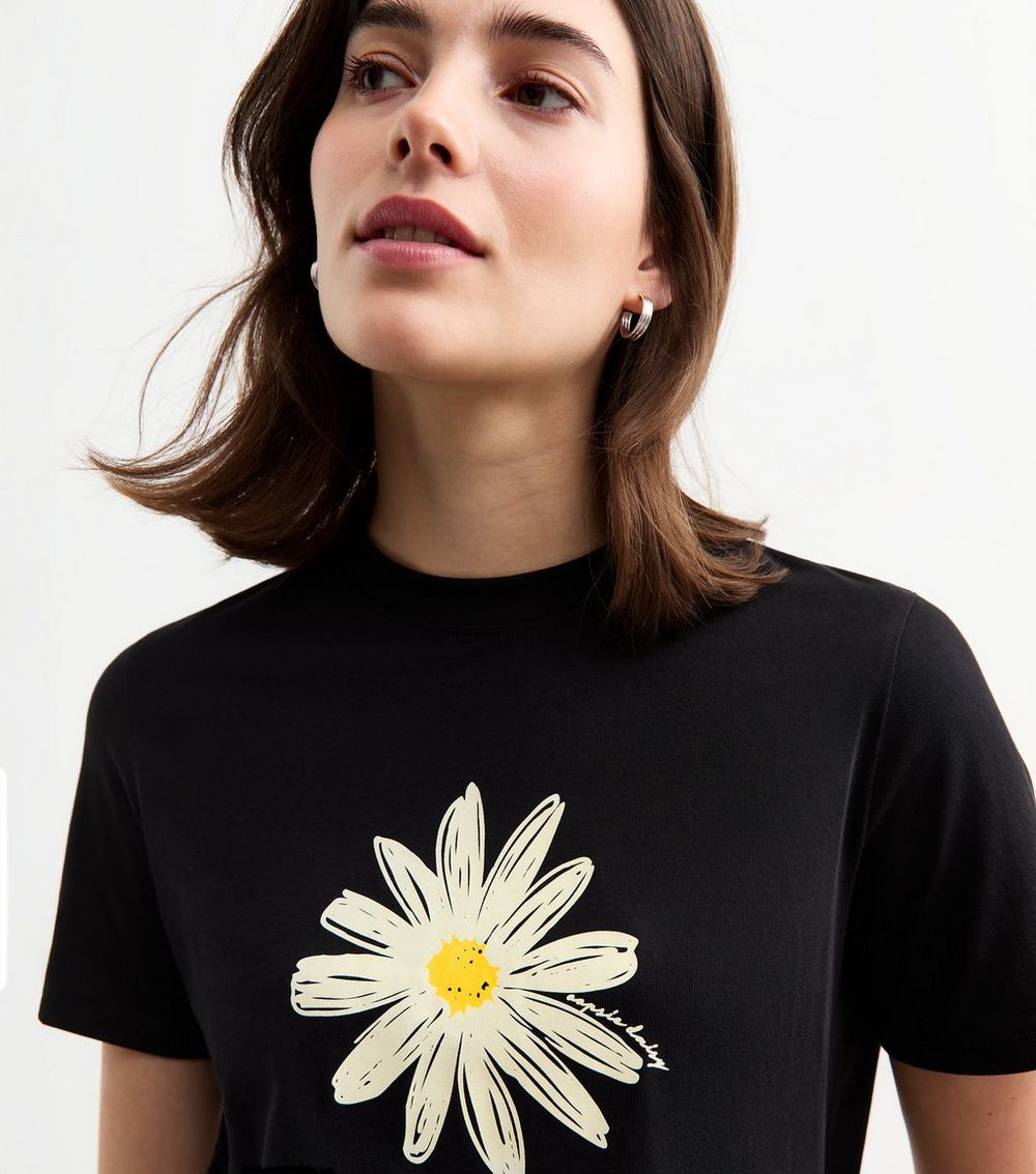 Black Daisy Print T