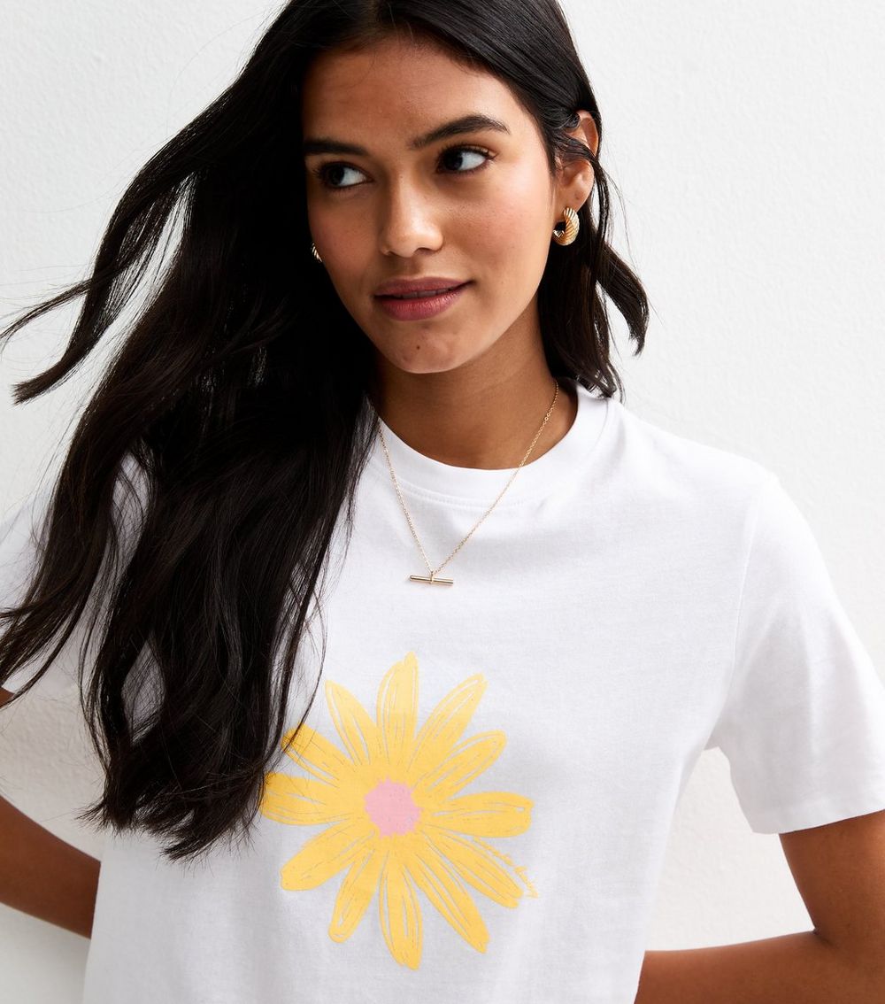 White Daisy Print T