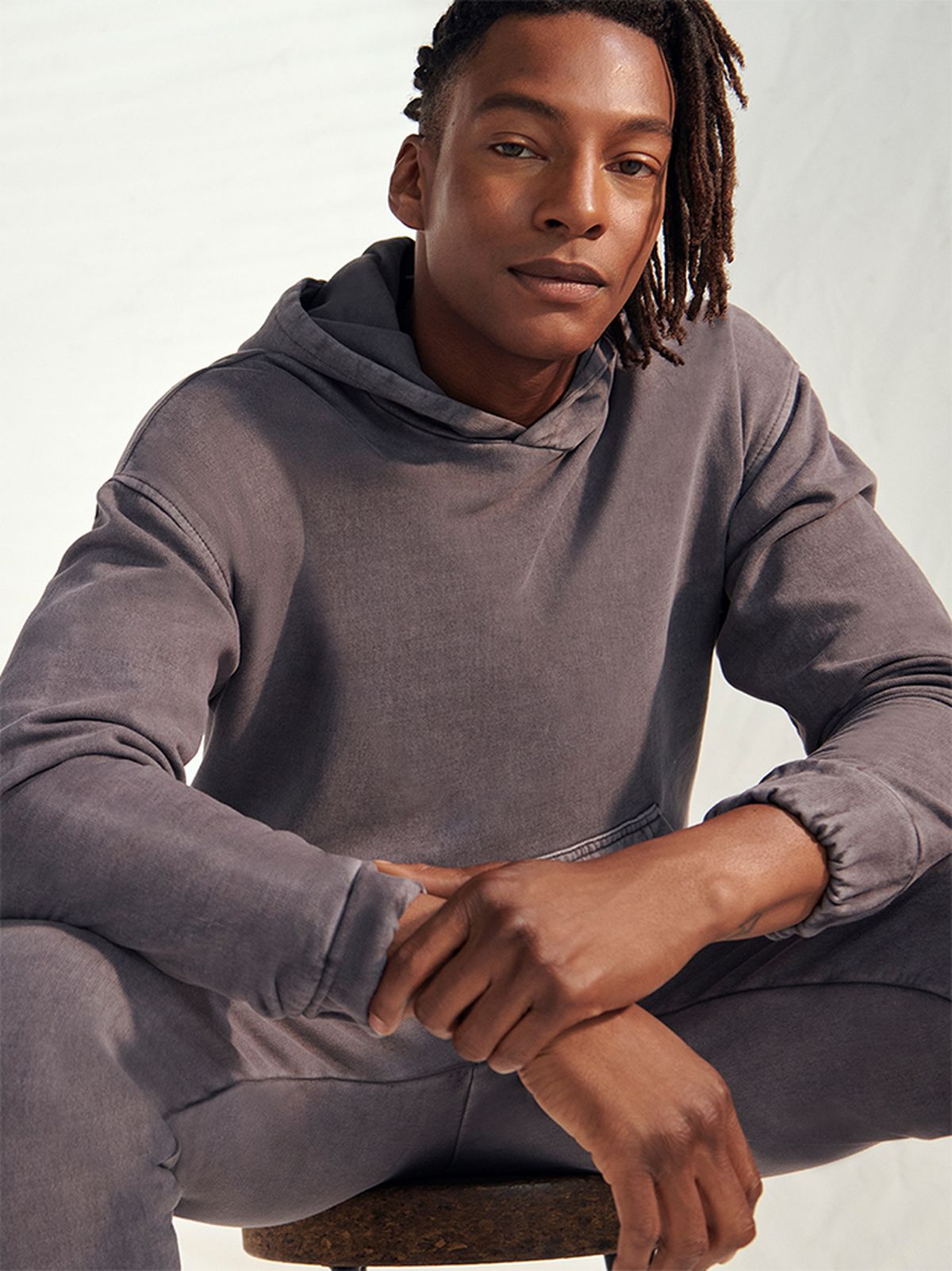 915 model wears yellow sun dress paired with black sandals.