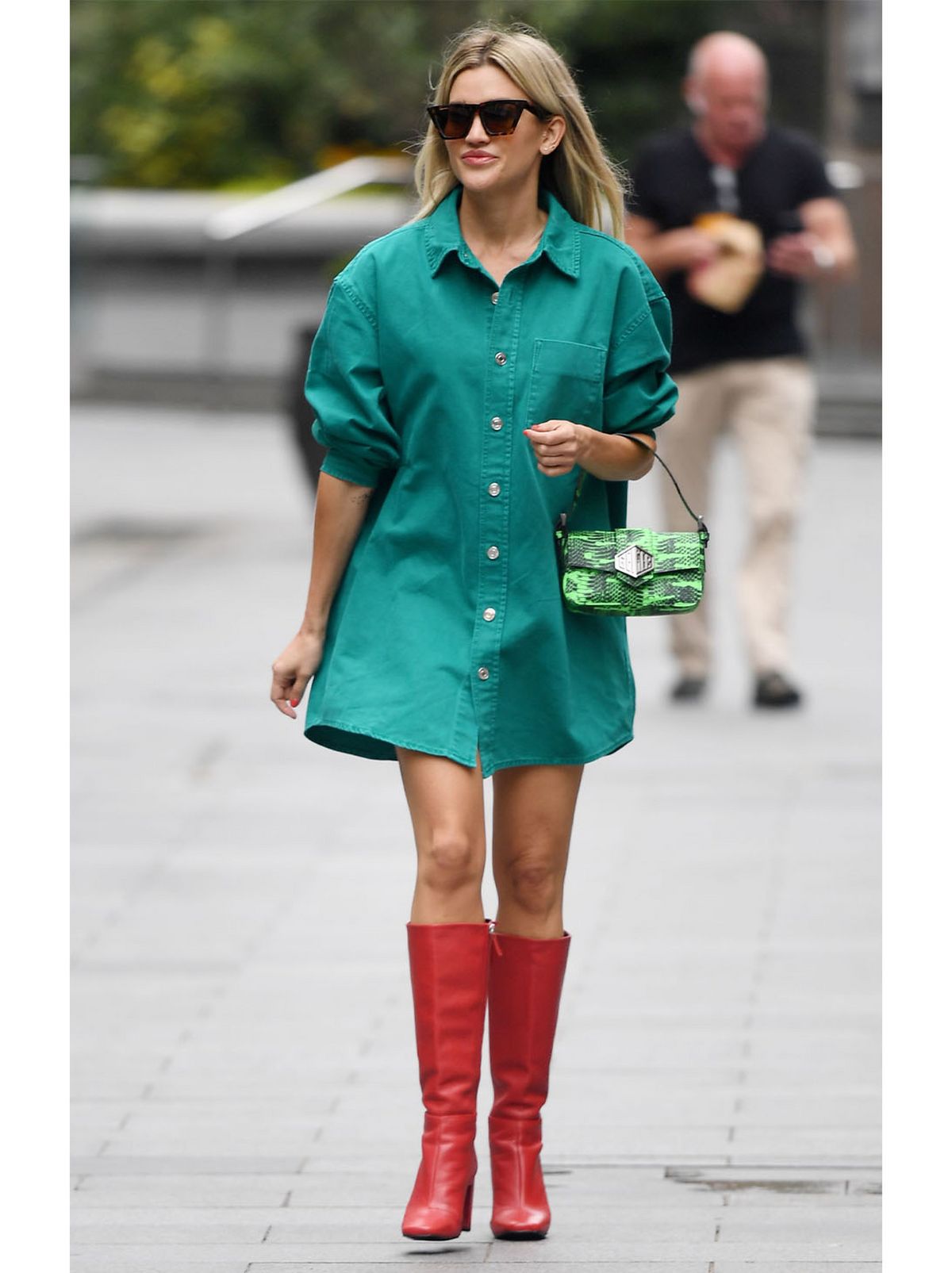 CASUAL OVERSIZED SHIRT + LEOPARD PRINT FLATS