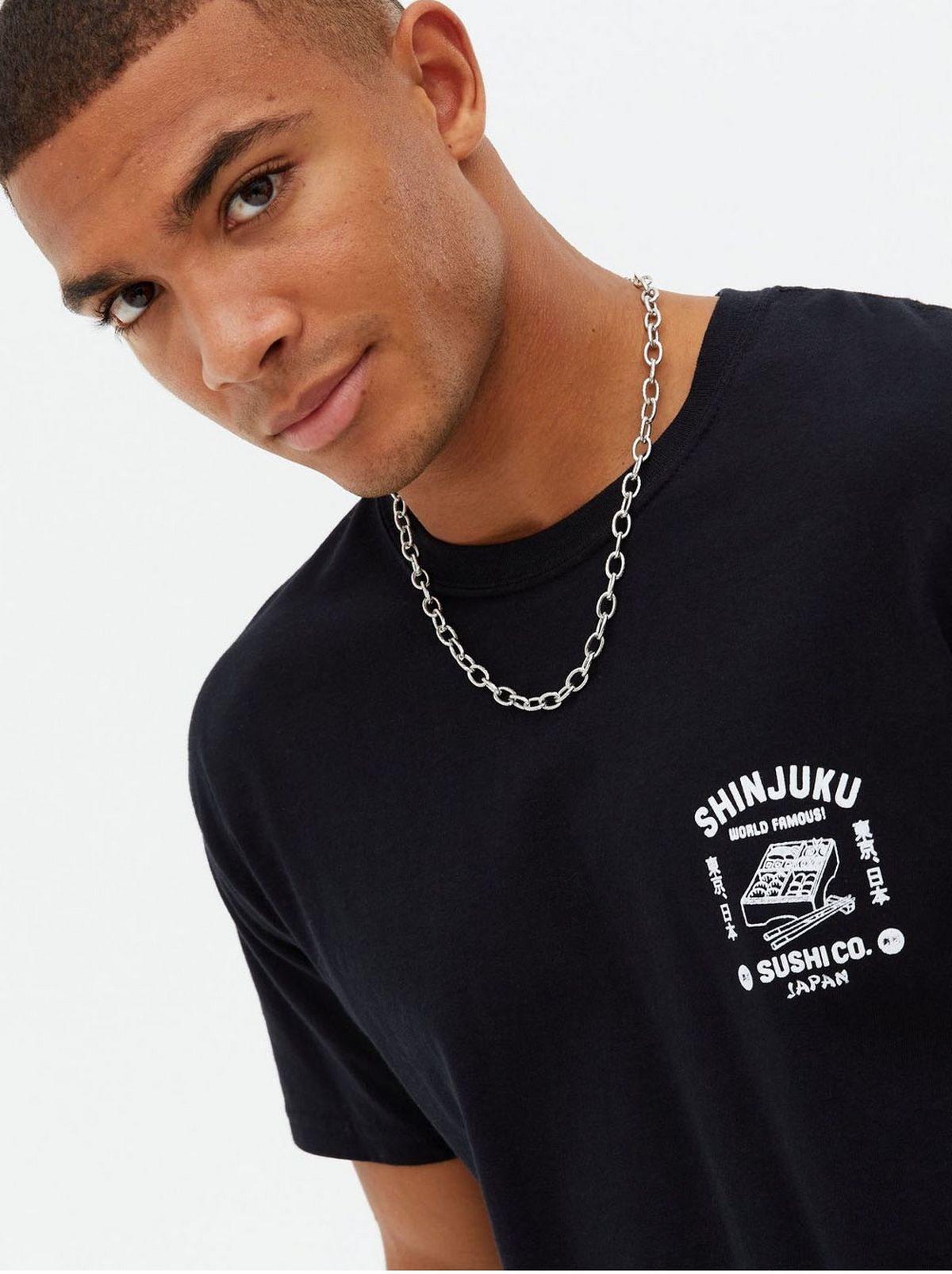 Man wearing a silver chunky chain necklace