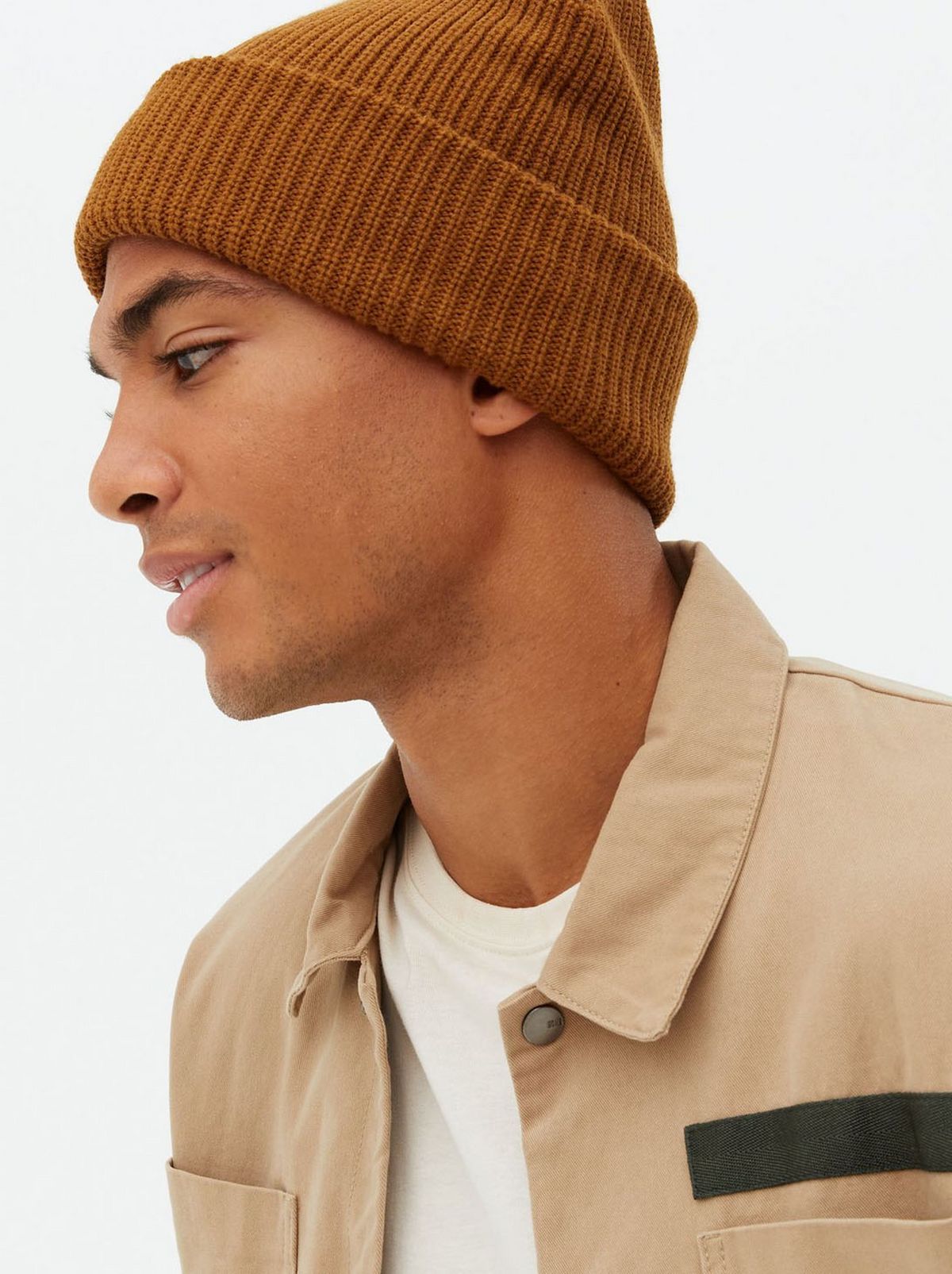 Man wearing a a camel beanie