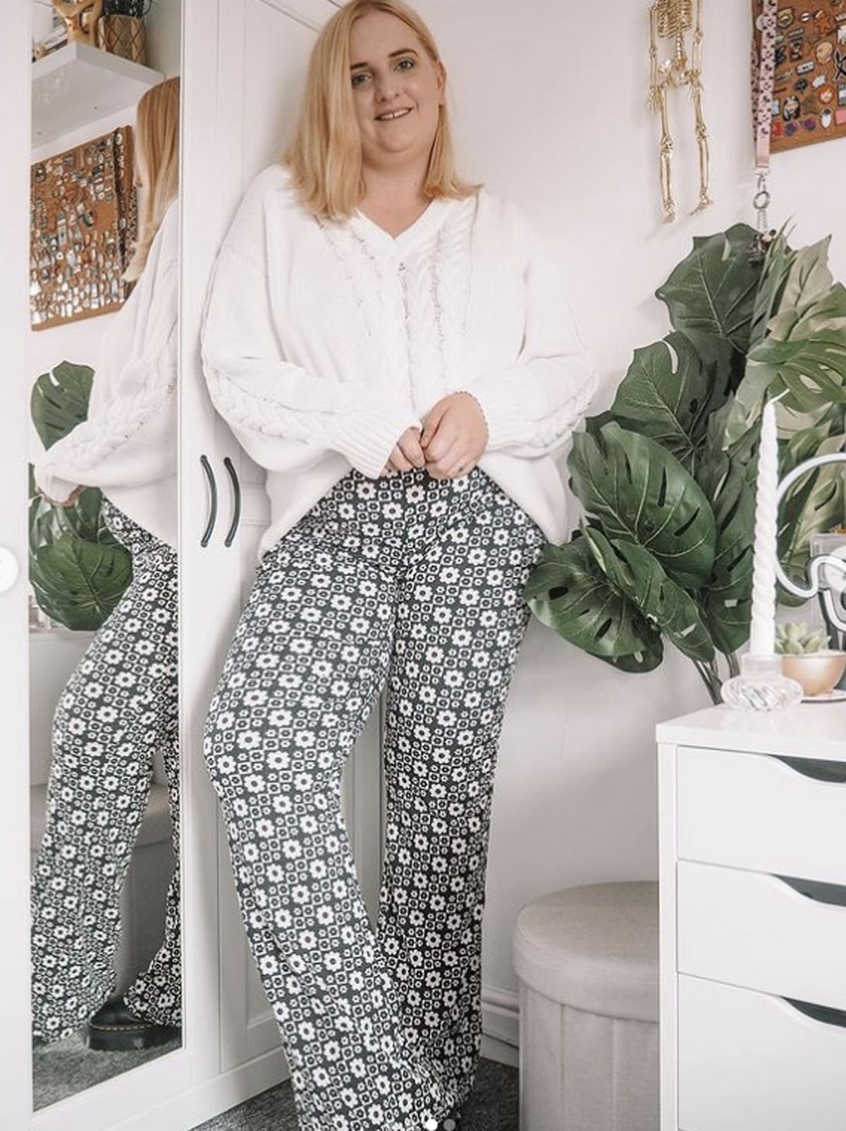 Adoseofabril wearing a black and white print jogger	