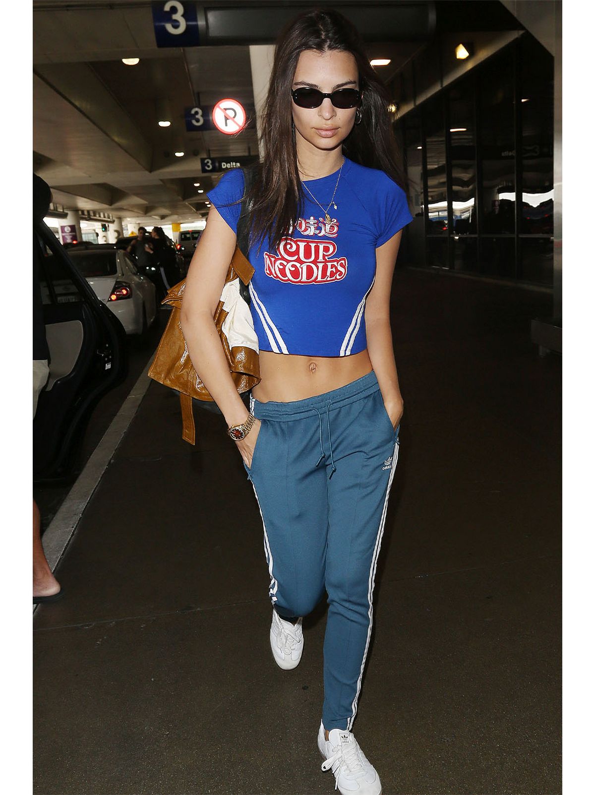 Emily Ratajkowski Airport Outfit	