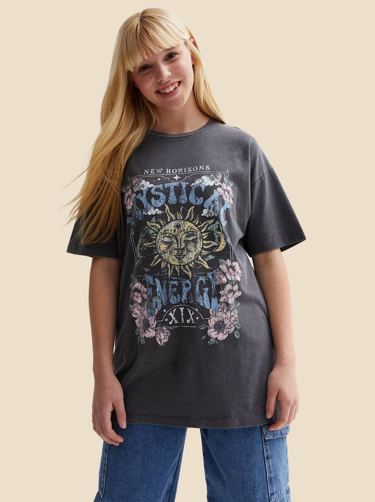 Girl wearing a oversized graphic t-shirt and jeans​