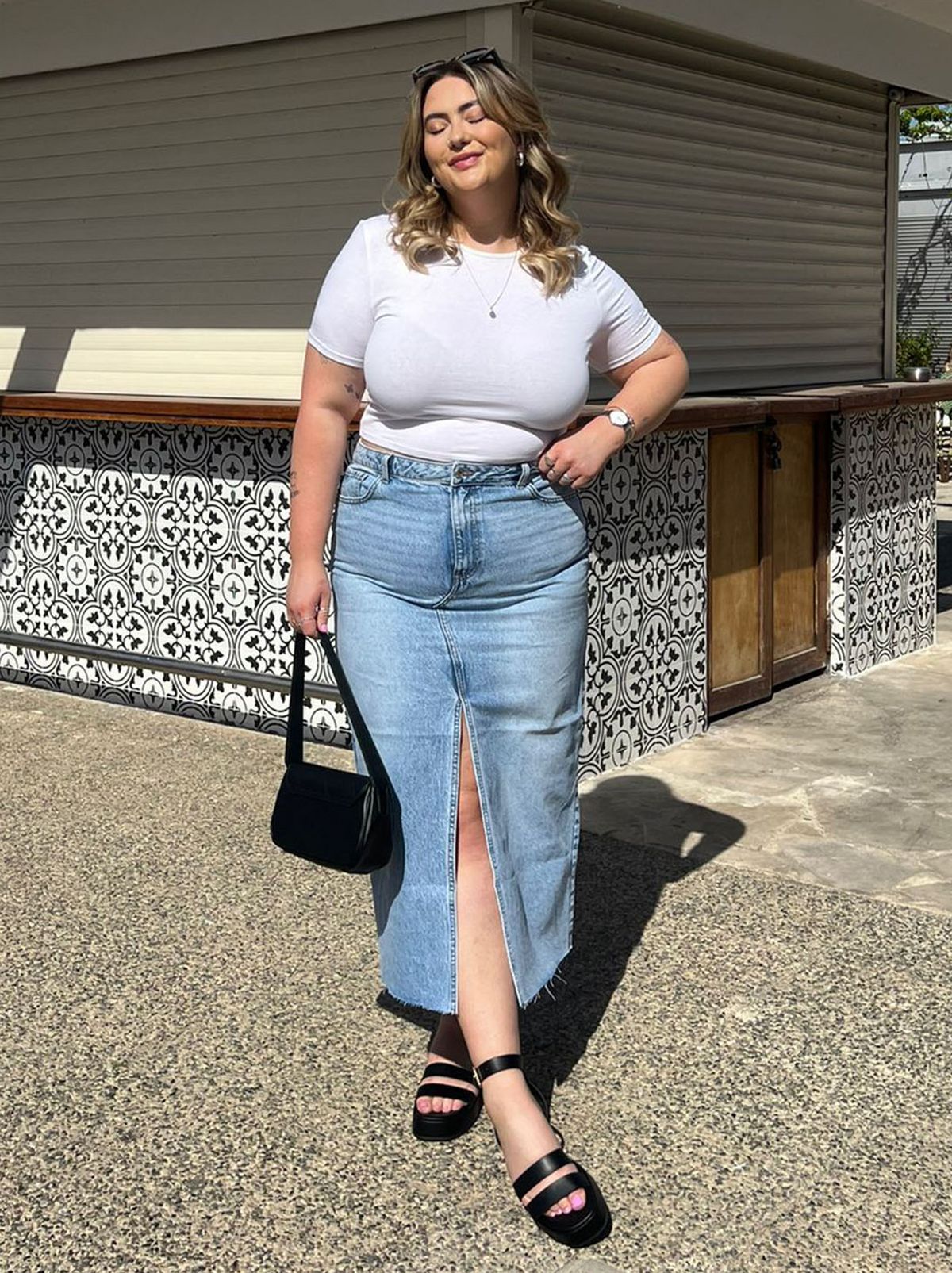 Long Denim Skirt with White Tee  Long denim skirt outfit, Long denim skirt,  Denim skirt trend