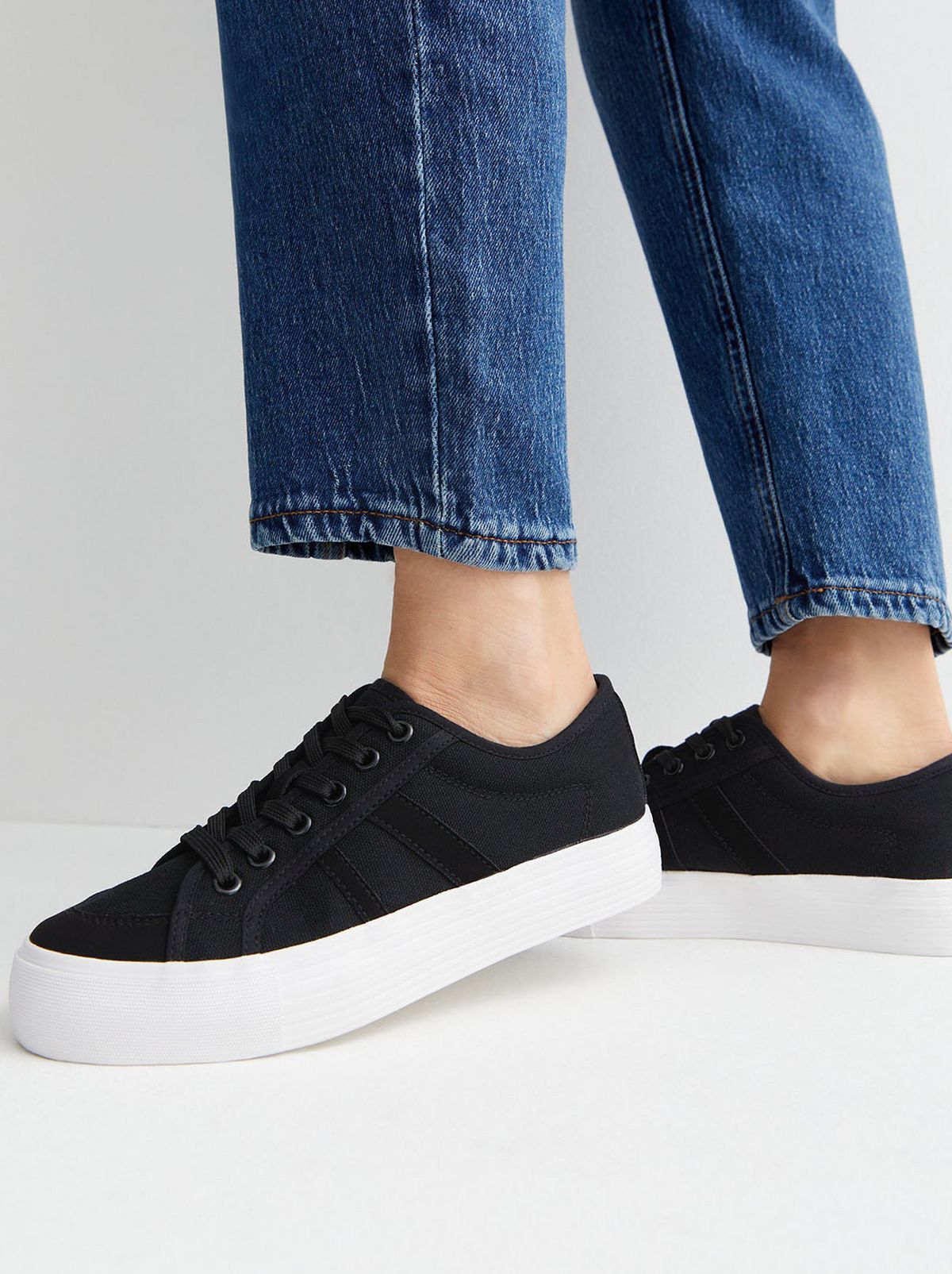Black stripe flatform trainers