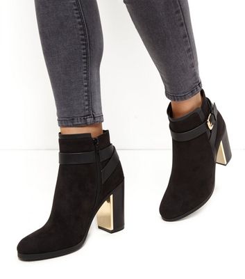 Schwarze Stiefeletten mit Riemen und Schnalle Schwarze Stiefeletten mit Riemen und Schnalle