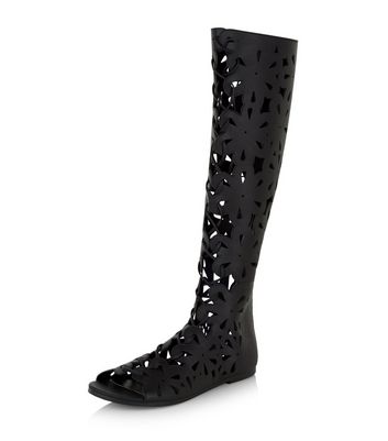 Schwarze Peeptoe Stiefel mit floralem Laserschnittmuster Für später speichern Von gespeicherten Artikeln entfernen Schwarze Peeptoe Stiefel mit floralem Laserschnittmuster Für später speichern Von gespeicherten Artikeln entfernen