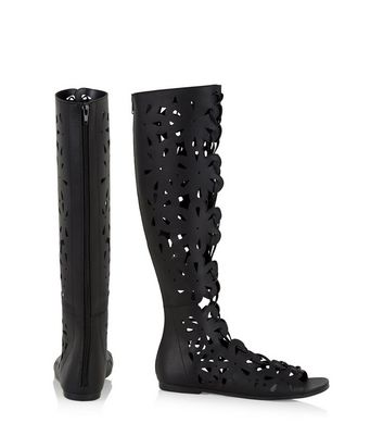 Schwarze Peeptoe Stiefel mit floralem Laserschnittmuster Für später speichern Von gespeicherten Artikeln entfernen Schwarze Peeptoe Stiefel mit floralem Laserschnittmuster Für später speichern Von gespeicherten Artikeln entfernen