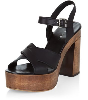 Schwarze High Heels aus Wildlederimitat mit Keilabsatz aus Kork, weite Passform Für später speichern Von gespeicherten Artikeln entfernen Schwarze High Heels aus Wildlederimitat mit Keilabsatz aus Kork, weite Passform Für später speichern Von gespeicherten Artikeln entfernen