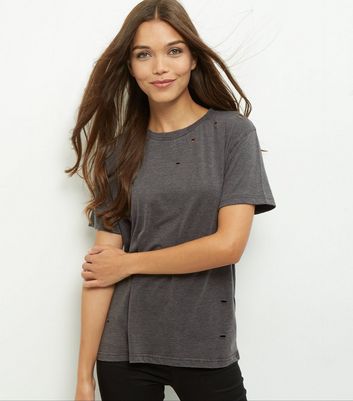 grey t shirt with black jeans
