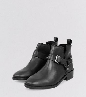 Ankle Boots in Schwarz aus Leder mit Lochmuster und Schnalle maskuline schwarze damen stiefeletten lochmuster