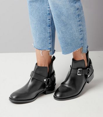 Ankle Boots in Schwarz aus Leder mit Lochmuster und Schnalle maskuline schwarze damen stiefeletten lochmuster