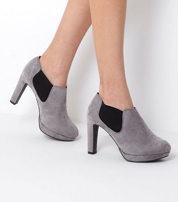 Wide Fit Grey Suedette Heeled Shoe 