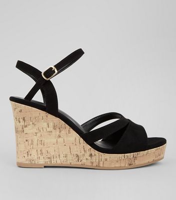 Schwarze High Heels aus Wildlederimitat mit Keilabsatz aus Kork, weite Passform Für später speichern Von gespeicherten Artikeln entfernen Schwarze High Heels aus Wildlederimitat mit Keilabsatz aus Kork, weite Passform Für später speichern Von gespeicherten Artikeln entfernen