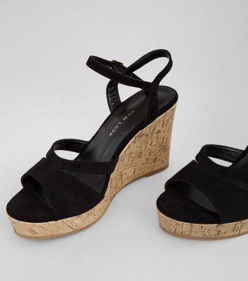 Schwarze High Heels aus Wildlederimitat mit Keilabsatz aus Kork, weite Passform Für später speichern Von gespeicherten Artikeln entfernen Schwarze High Heels aus Wildlederimitat mit Keilabsatz aus Kork, weite Passform Für später speichern Von gespeicherten Artikeln entfernen