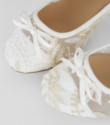 white lace ballet pumps