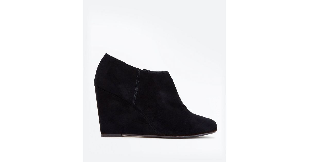 Schwarze High Heels mit Keilabsatz im WildlederLook New Look