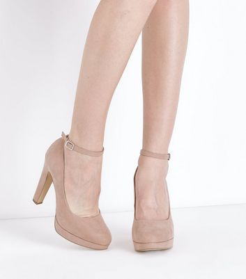 Nude round toe on sale pump