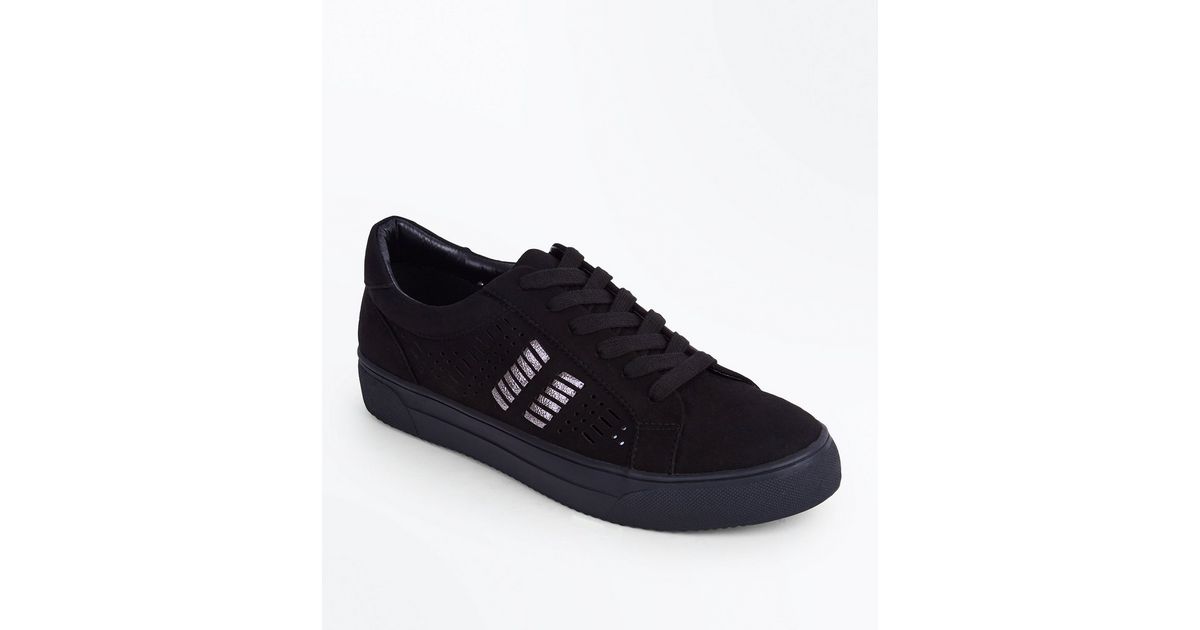 Schwarze Sneaker In Wildleder Optik Mit Cut Outs Und Metallic Einsatz New Look