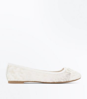 white flat shoes new look