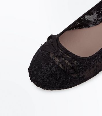 black lace ballet pumps