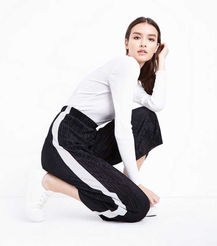 Black Plisse Cropped Trousers