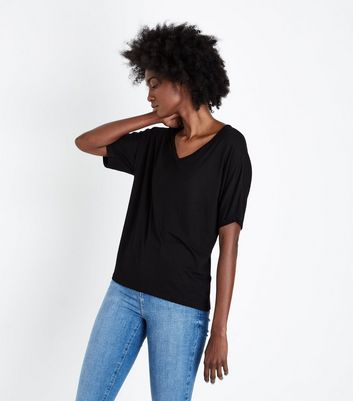Schwarzes Oversized-T-Shirt mit V-Ausschnitt Für später speichern Von gespeicherten Artikeln entfernen Schwarzes Oversized-T-Shirt mit V-Ausschnitt Für später speichern Von gespeicherten Artikeln entfernen