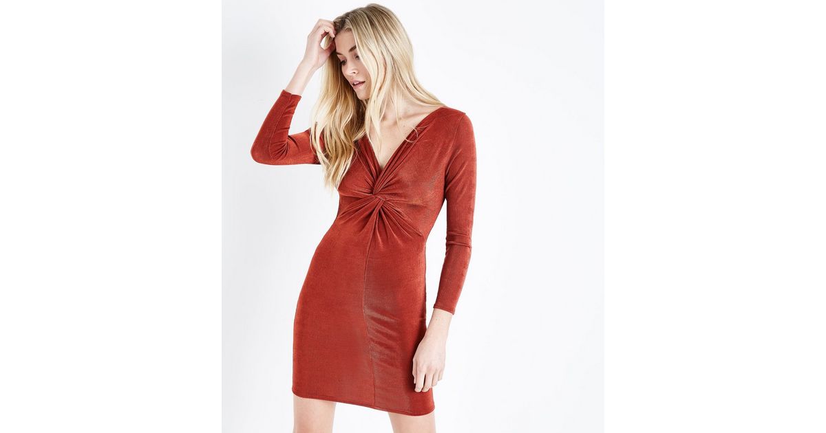 Robe Rouge Brique A Manches Longues Torsadee Sur Le Devant New Look