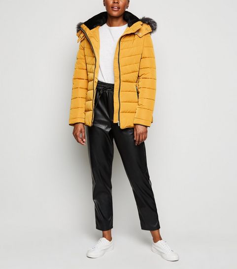Doudoune moutarde à capuche et fausse fourrure