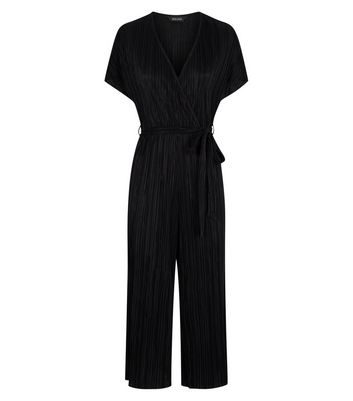 Schwarzer plissierter Culotte Jumpsuit in Wickeloptik New Look