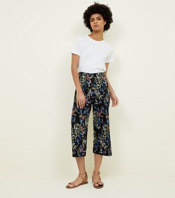 Black Floral Plissé Cropped Trousers 