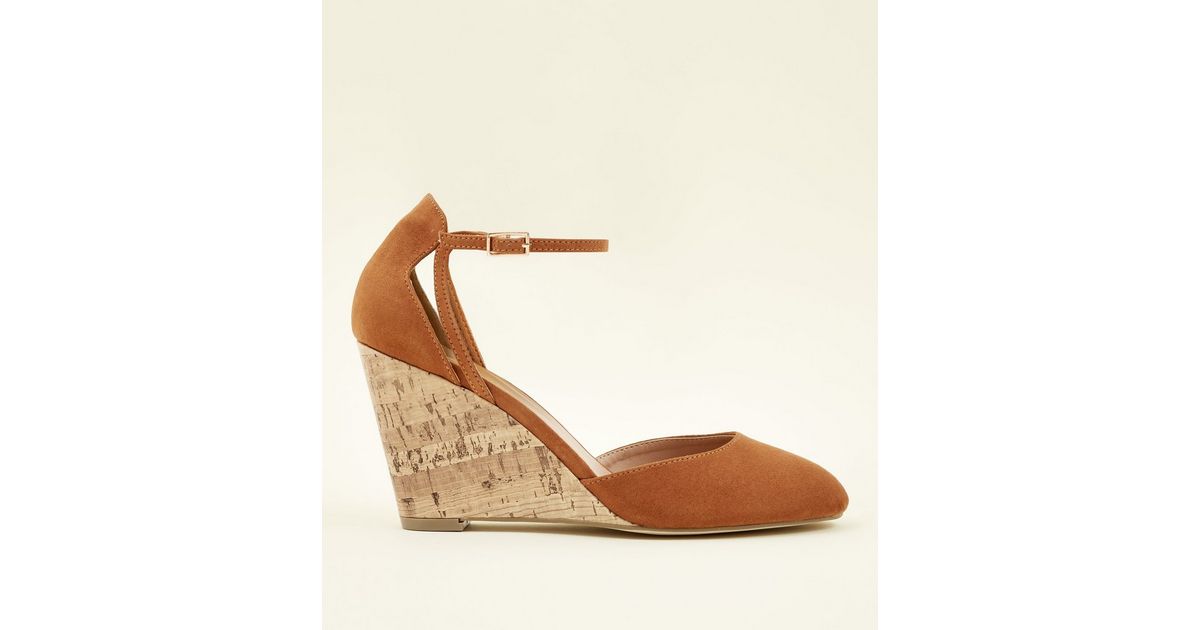 Chaussures en suédine ocre à semelles compensées en liège et brides de cheville New Look