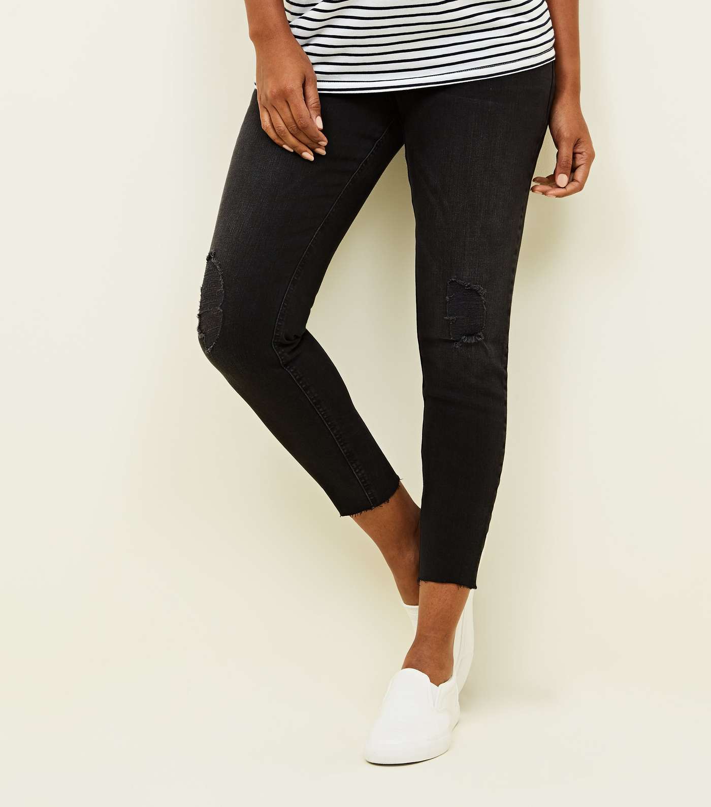Maternity Black Rinse Wash Ripped Under Bump Skinny Jeans Image 2