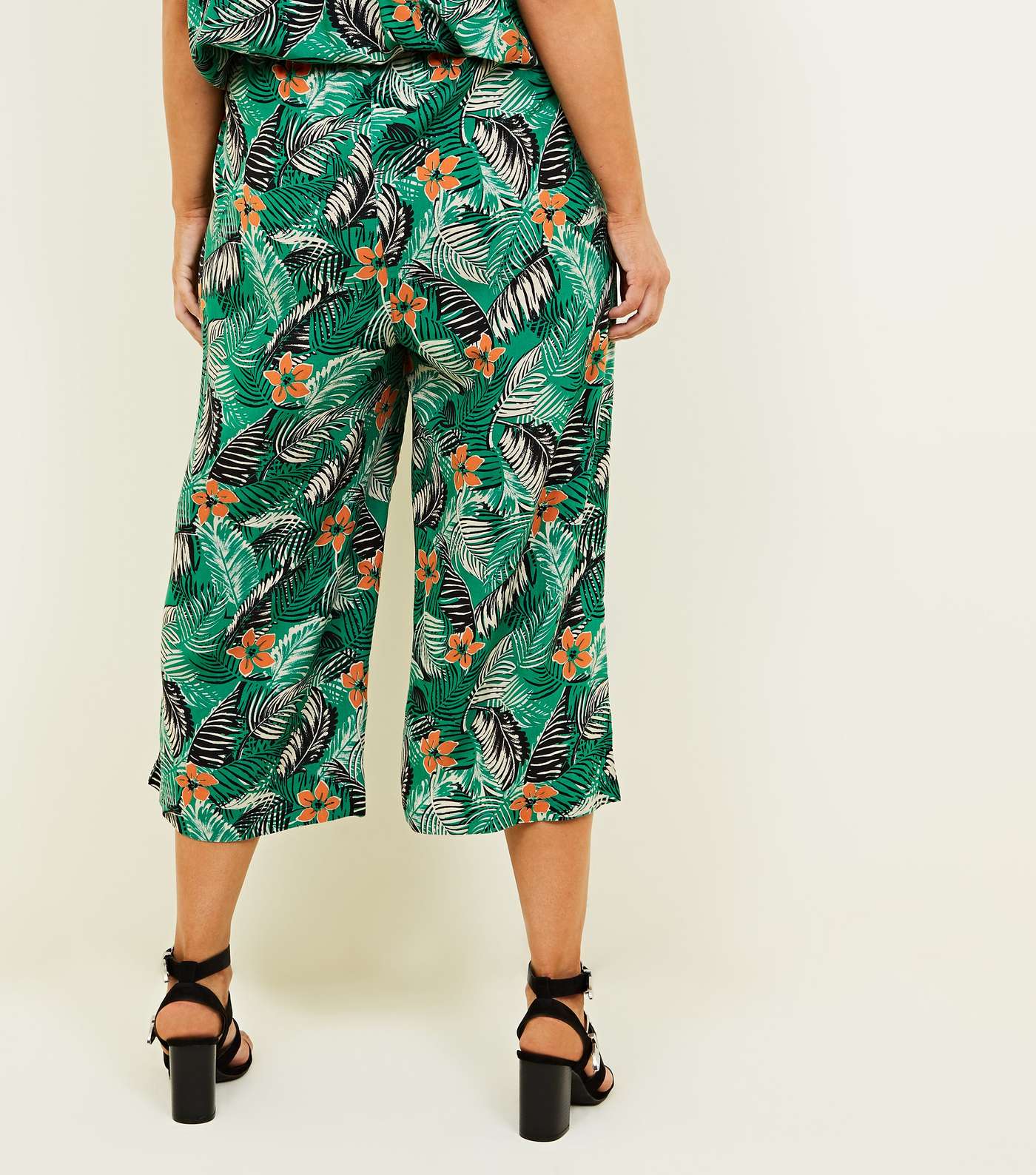 Curves Green Tropical Floral Cropped Trousers Image 3