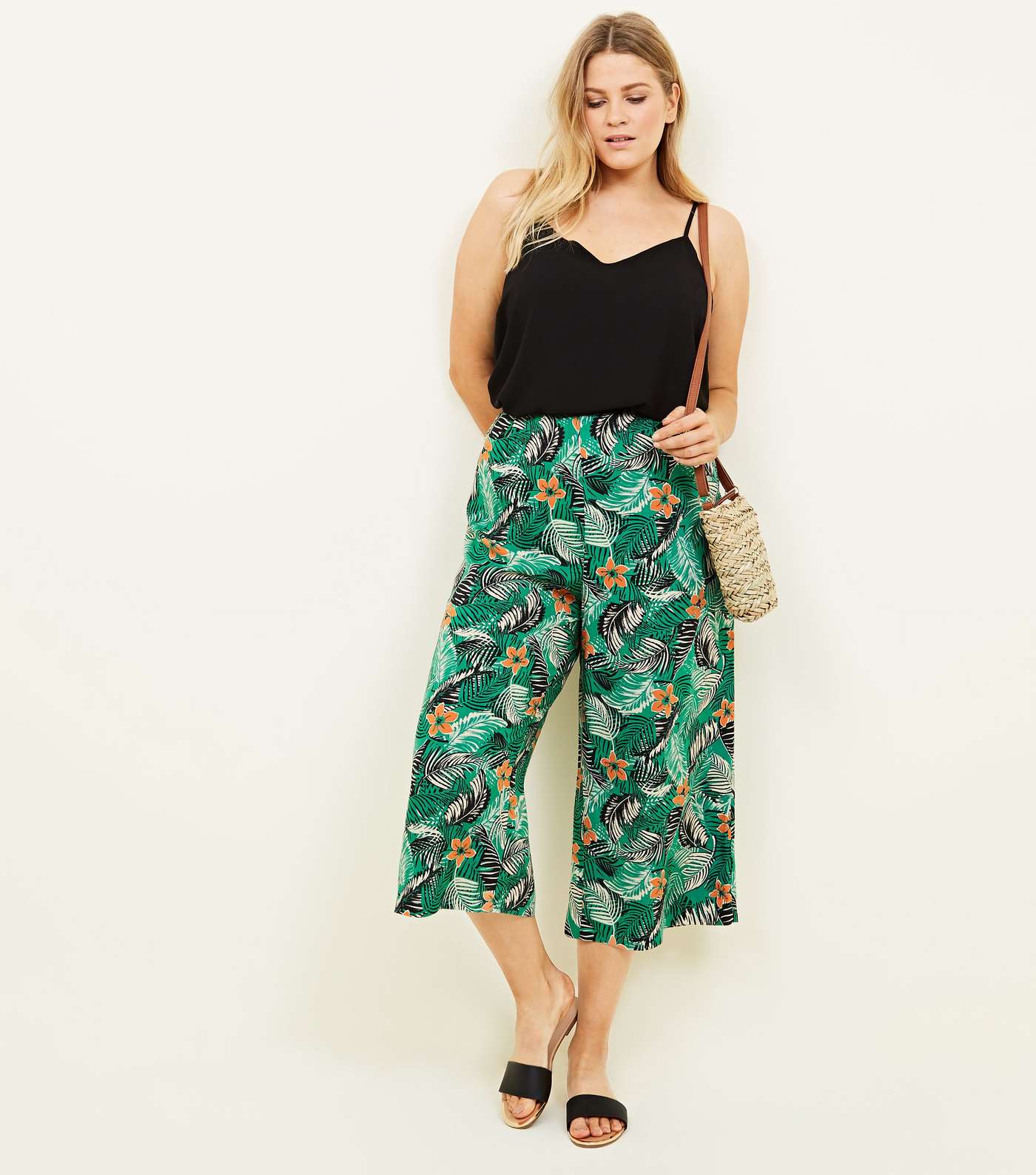 Curves Green Tropical Floral Cropped Trousers Image 5