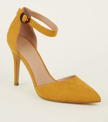 Chaussures en suedine jaune moutarde a talons et bride a boucle New Look