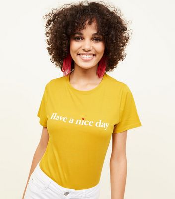 T shirt jaune moutarde a slogan Have A Nice Day New Look