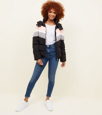 Schwarze, dicke Jacke mit Colour Blocking Design Für später speichern Von gespeicherten Artikeln entfernen Schwarze, dicke Jacke mit Colour Blocking Design Für später speichern Von gespeicherten Artikeln entfernen