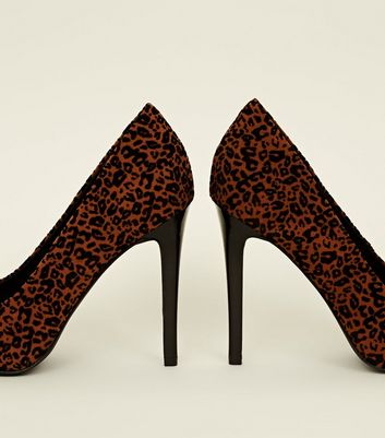 Braune Pumps mit Stiletto Absatz und beflocktem Leopardenmuster Für später speichern Von gespeicherten Artikeln entfernen Braune Pumps mit Stiletto Absatz und beflocktem Leopardenmuster Für später speichern Von gespeicherten Artikeln entfernen