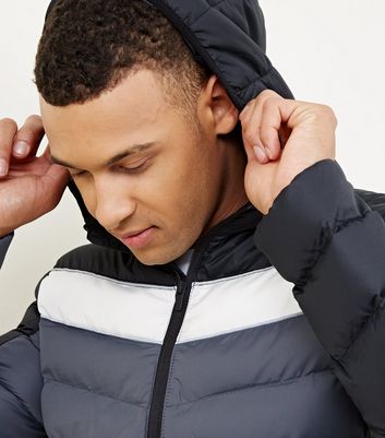 Schwarze, dicke Jacke mit Colour Blocking Design Für später speichern Von gespeicherten Artikeln entfernen Schwarze, dicke Jacke mit Colour Blocking Design Für später speichern Von gespeicherten Artikeln entfernen