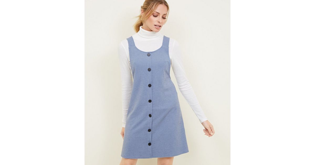 Robe chasuble bleu pâle à effet hachuré boutonnée à l’avant | New Look