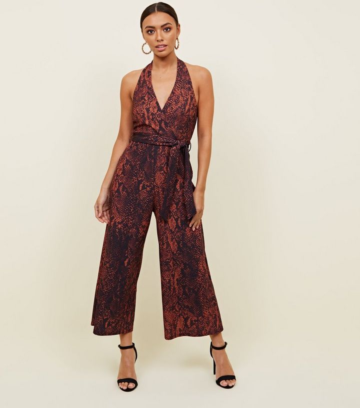 Brauner Jumpsuit Mit Neckholder Ausschnitt Und Schlangenmuster New Look