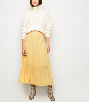 Light yellow pleated skirt hotsell