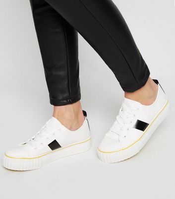 Weiße Sneaker zum Schnüren mit seitlichen Streifen Für später speichern Von gespeicherten Artikeln entfernen Weiße Sneaker zum Schnüren mit seitlichen Streifen Für später speichern Von gespeicherten Artikeln entfernen