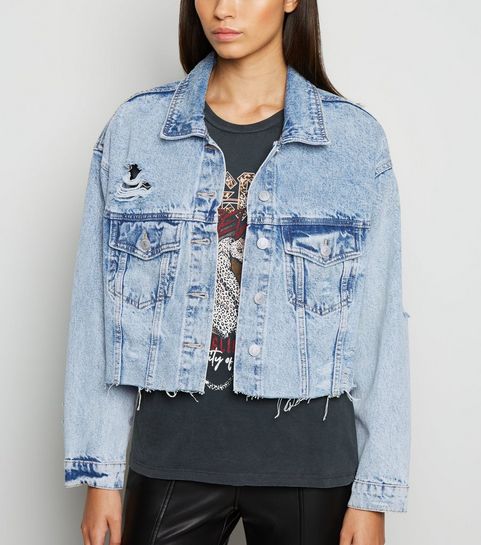 Blaue Jeansjacke mit Fransensaum in Acid-Waschung