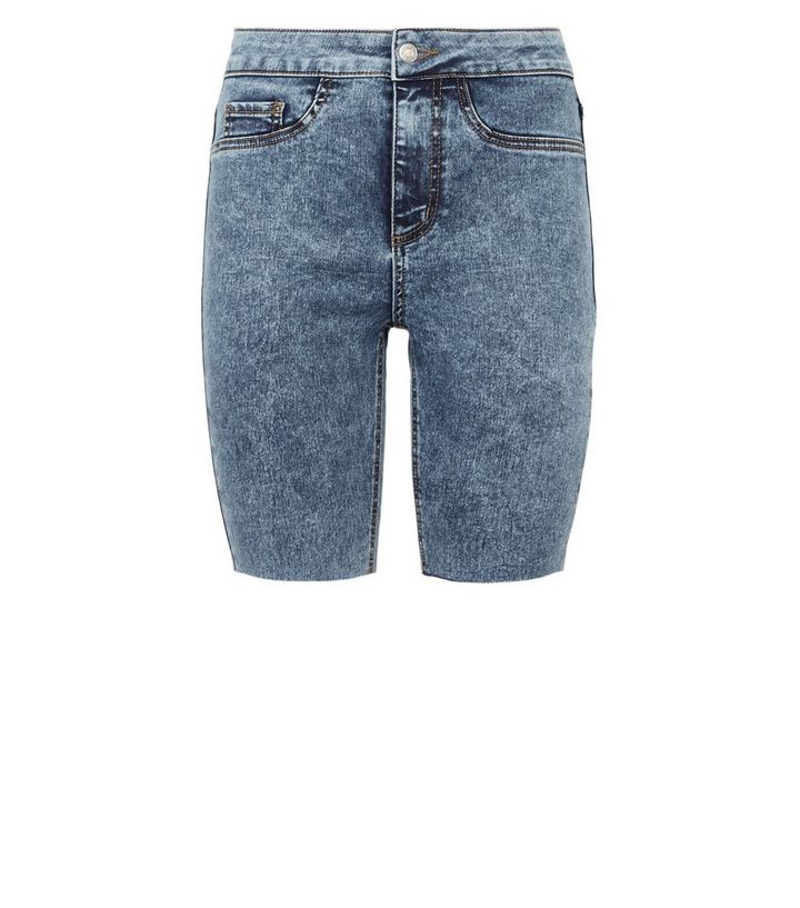 Hellblaue Knielange Jeansshorts In Acid Waschung New Look