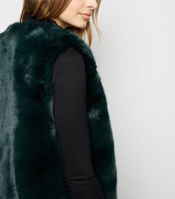 Blue Vanilla Gilet vert foncé en fausse fourrure | New Look Manteau vert foncé en fausse fourrure | New Look
